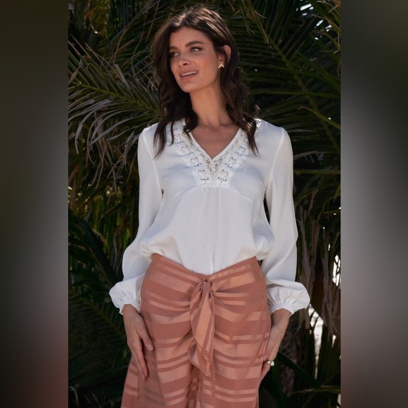 NWT-Long Sleeve Relaxed Fit Criss-Cross Lace Up Crochet V-Neck Detail Blouse - Picture 4 of 6